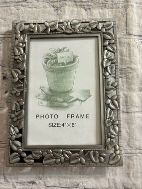 SILVER-PLATED PICTURE FRAME PHILIP WHITNEY DECORATIVE LEAF DESIGN 4”x6” STANDS